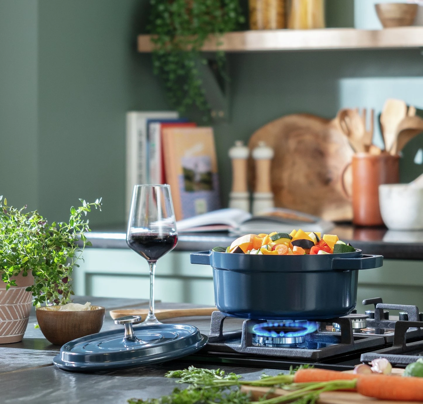 Habitat 2.4 Litre Non Stick Aluminium Casserole Dish - Blue 2 Habitat 2.4 Litre Non Stick Aluminium Casserole Dish - Blue - Image 2