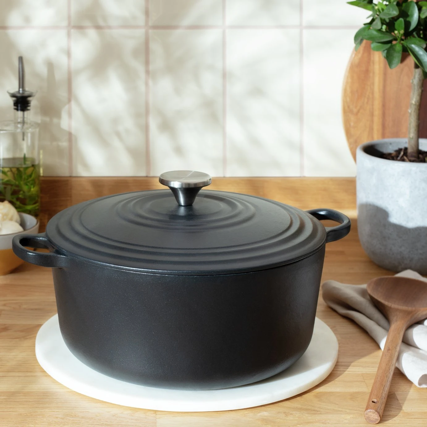 Habitat 5.3 Litre Cast Iron Casserole Dish - Black 6 Habitat 5.3 Litre Cast Iron Casserole Dish - Black - Image 6
