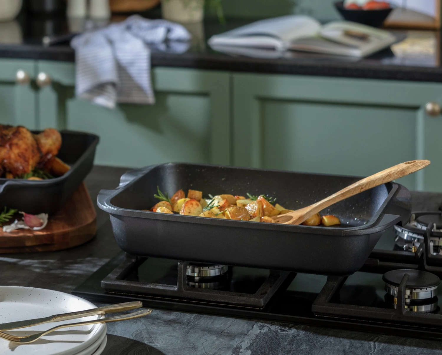 Habitat Cast Aluminium Non Stick Large Roasting Tin 2 Habitat Cast Aluminium Non Stick Large Roasting Tin - Image 2