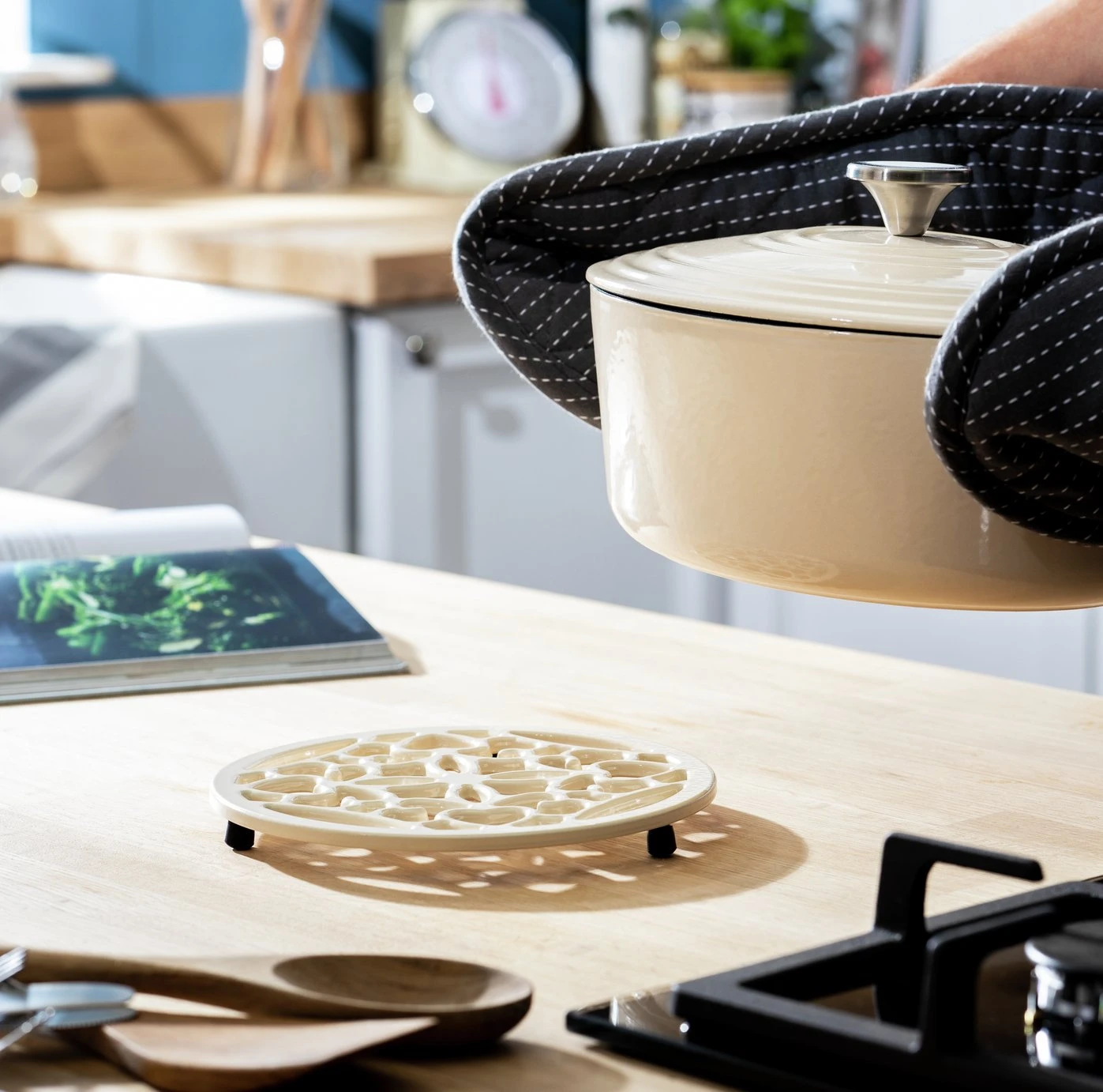 Habitat Cast Iron Trivet - Cream 2 Habitat Cast Iron Trivet - Cream - Image 2